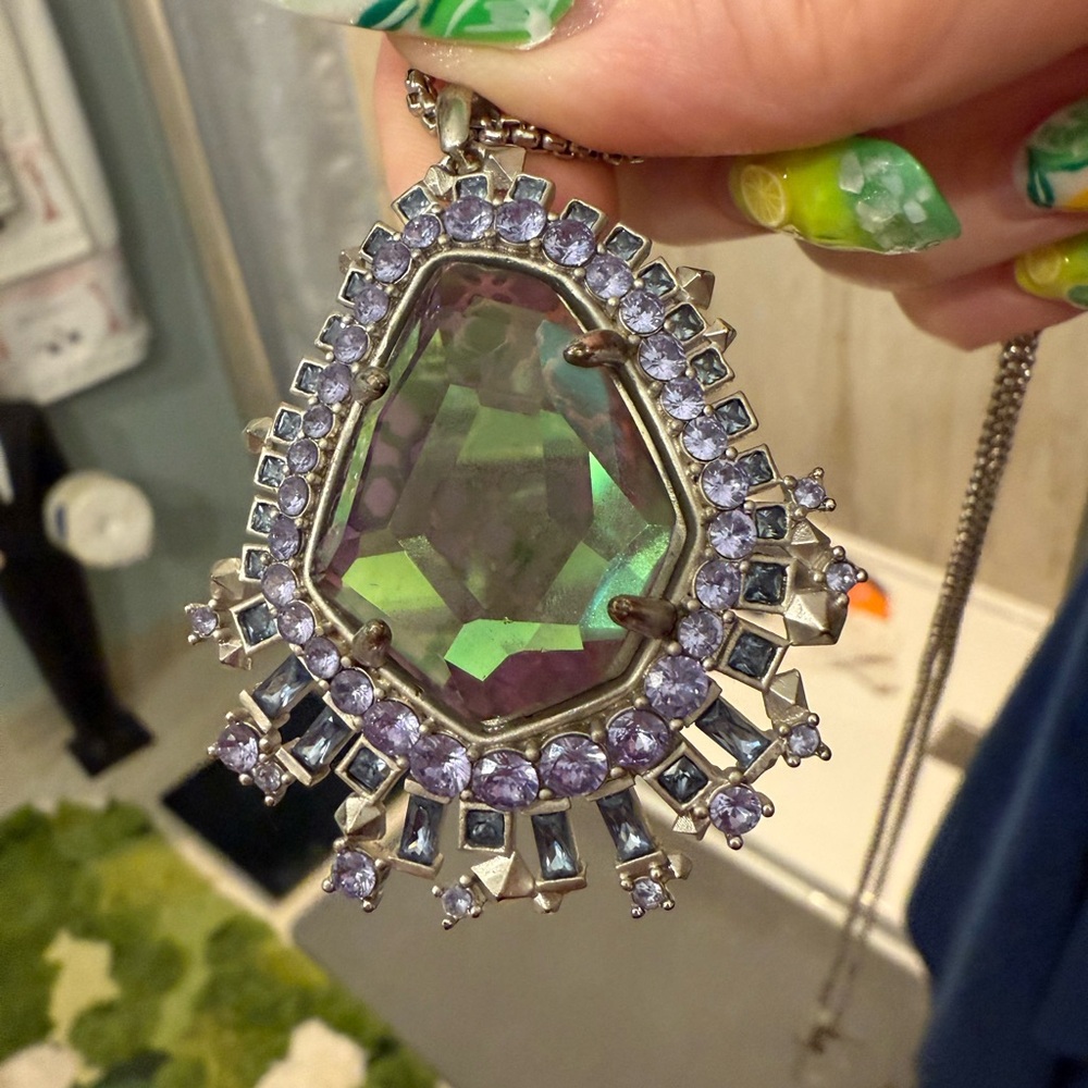 KENDRA SCOTT LARGE LIKE NEW DAENERYS
Pendant necklace